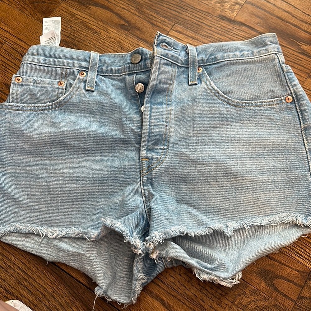 Solid denim Levi shorts